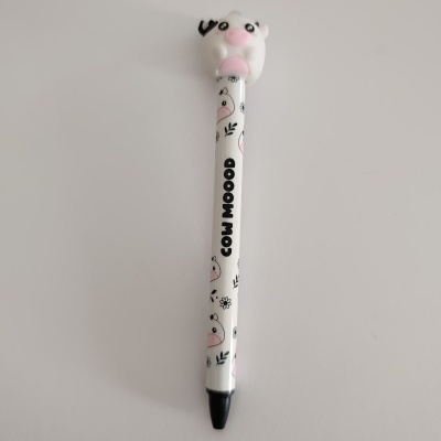 Caneta branca com figura de vaca no topo e texto 'COW MOODD' no corpo