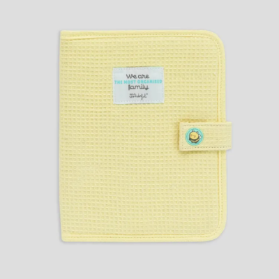 Porta-documentos amarelo branco com fecho e etiqueta textual.