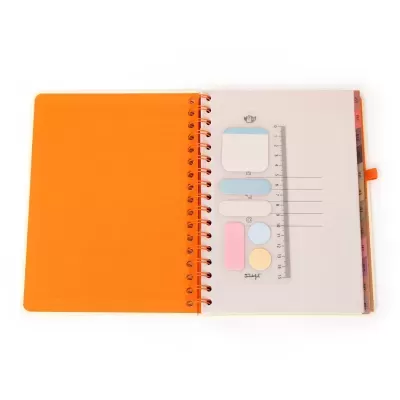 Caderno espiral alaranjado aberto com régua e post-its coloridos