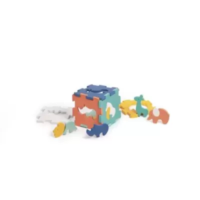 Cubos de puzzle de espuma colorida com números e peças soltas