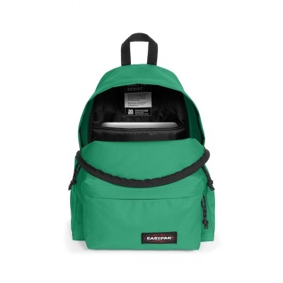 Mochila verde Eastpak aberta com portátil no compartimento interno