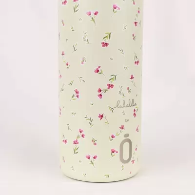 Garrafa de metal branca com padrão floral cor-de-rosa