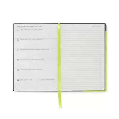 Agenda aberta com datas da semana, páginas brancas e fita marcador verde-limão