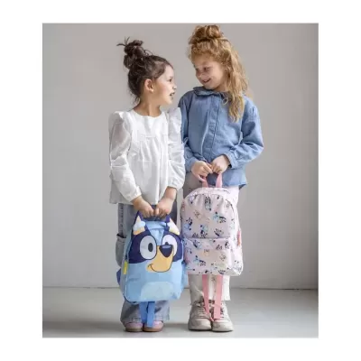 Duas crianças seguram mochilas infantis azul com coruja e rosa com pássaros