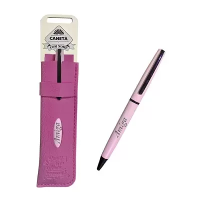 Caneta e estojo rosa com texto Amiga e embalagem branca com texto CANETA COM NOME
