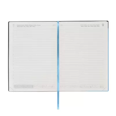 Agenda aberta com páginas de linhas cinzentas e marcador de fita azul