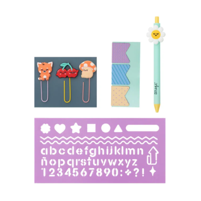 Material de escritório com clips de raposa, cerejas e cogumelo, caneta com flor, folhas autocolantes coloridas e régua stencil roxa.