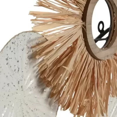 Espelho redondo com moldura de palha sobre base branca texturada