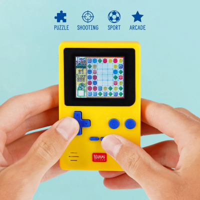 Consola de jogo portátil amarela com botões azuis nas mãos