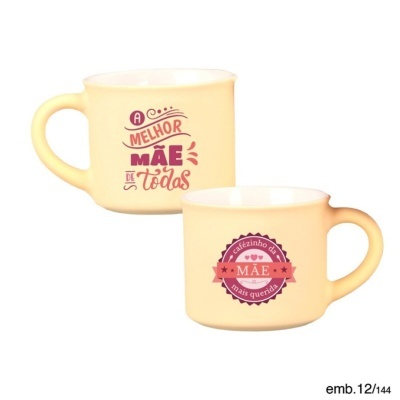Duas canecas bege com mensagens para mães em rosa e vermelho