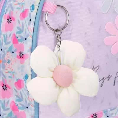 Chaveiro flor de tecido branco com centro rosa pendurado em mochila lilás floral