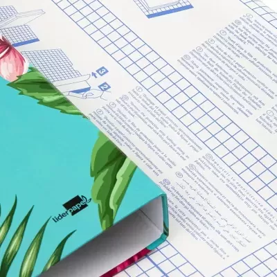 Caderno com capa floral azul e folhas quadriculadas com papel protetor