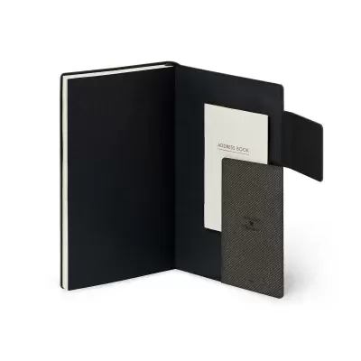 Caderno preto aberto com bolso interior e libreto cinzento