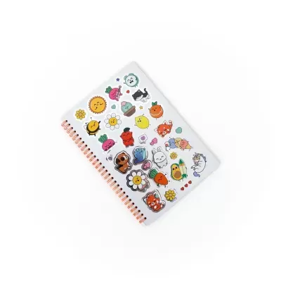 Caderno com capa decorada com autocolantes coloridos diversos