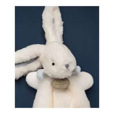 Pelúcia de coelho branco com fita azul claro e etiqueta redonda