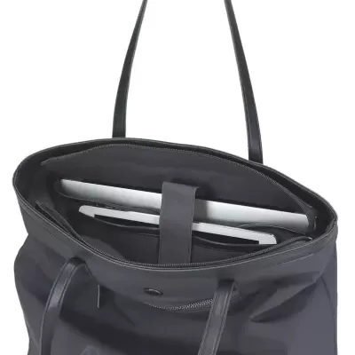 Mala de ombro preta aberta com portátil e pasta no interior, alças finas e logo Pepe Jeans