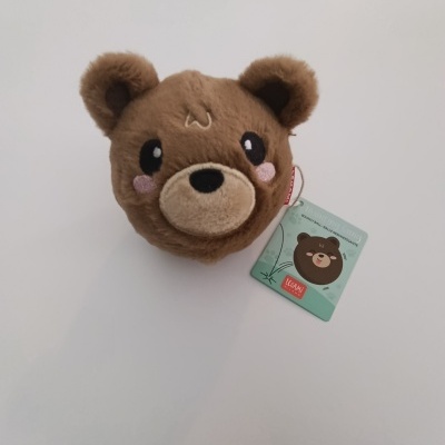 Brinquedo bola saltitante formato rosto de urso castanho com etiqueta verde LEGAMI MILANO