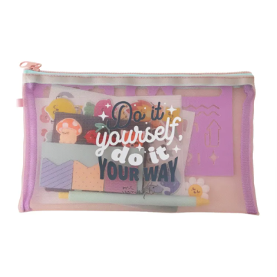 Estojo transparente rosa com texto inspirador e materiais de papelaria dentro