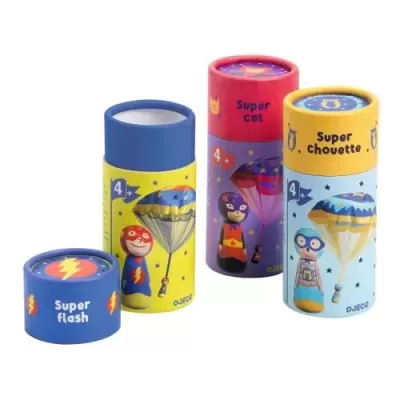 Três caixas cilíndricas coloridas com personagens de super-heróis e texto temático