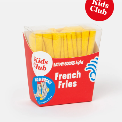 Caixa de cartão vermelha e transparente contendo meias amarelas com texto Kids Club e French Fries