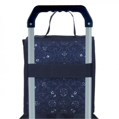 Mala azul escura com padrão e pega preta fixa a carrinho de rodas