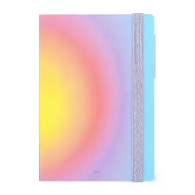 Caderno capa dura em degradê amarelo, rosa e lilás com elástico cinza e borda azul