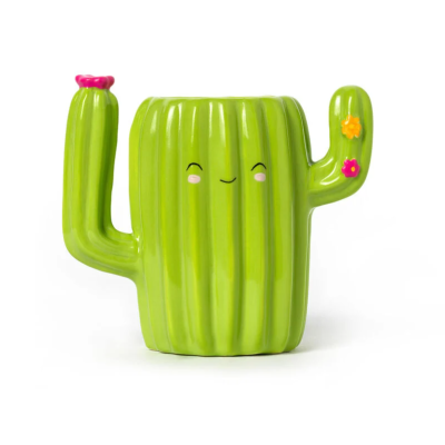 Vaso de cerâmica verde em forma de cacto com flores e rosto sorridente