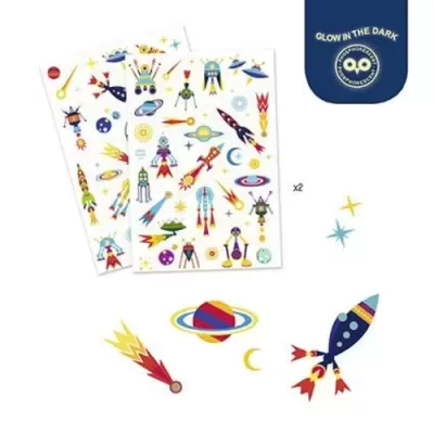 Folhas com autocolantes de foguetes e planetas com padrão que brilha no escuro