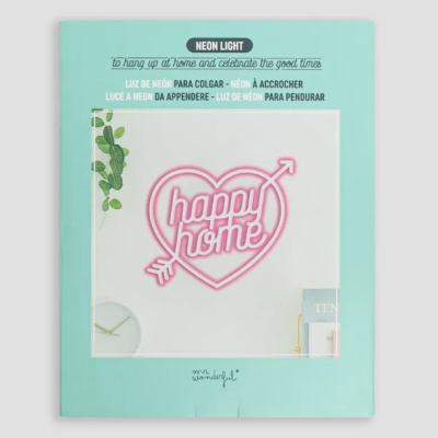 Luz de néon rosa em forma de coração com texto happy home numa embalagem azul claro
