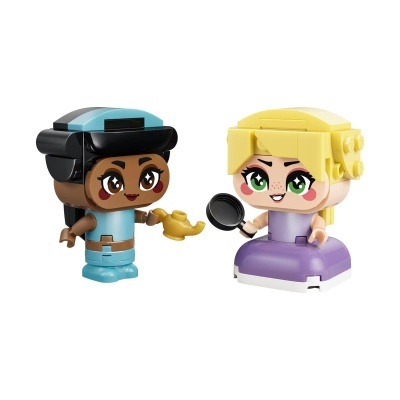 Duas figuras de brinquedo LEGO com roupas e acessórios distintos em fundo branco