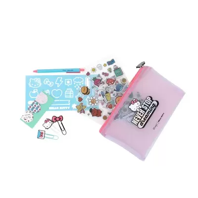 Estojo rosa com texto e imagem Hello Kitty, caneta, autocolantes e grampos sobre fundo branco
