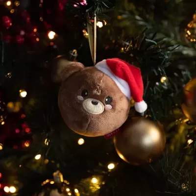 Ornamento de pelúcia em forma de urso com gorro de Natal pendurado na árvore