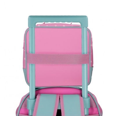 Mochila rosa com detalhes azuis e cintas rosas montada em mala de rodinhas azul claro