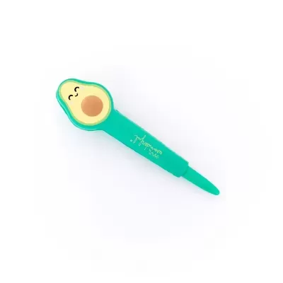 Caneta verde com decoração de abacate sorridente na parte superior.