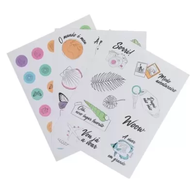 Folhas de autocolantes com frases em português e ilustrações coloridas de natureza e objetos