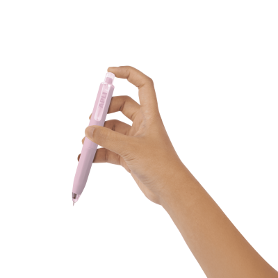 Mão a segurar caneta rosa com texto APLI