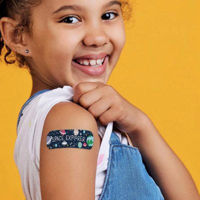 Criança com curativo adesivo 'SPACE EXPLORER' no braço
