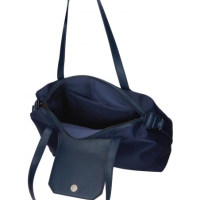 Mala de ombro azul escura com alças azuis e interior espaçoso