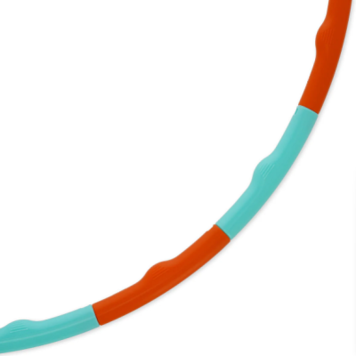 Hula hoop segmentado laranja e azul turquesa em fundo branco