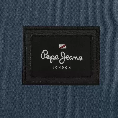Etiqueta preta com texto Pepe Jeans LONDON em tecido azul escuro