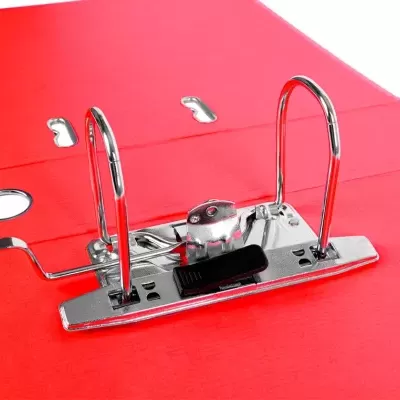 pasta de arquivo vermelha com mecanismo metálico prateado e argolas