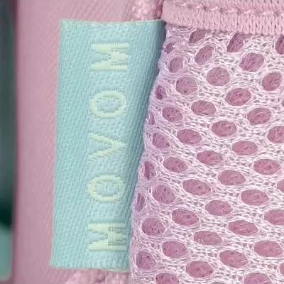 Etiqueta azul clara com texto branco bordado junto a tecido de malha rosa