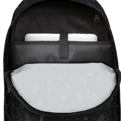 Mochila preta EASTPAK com padrão geométrico e compartimento para portátil aberto