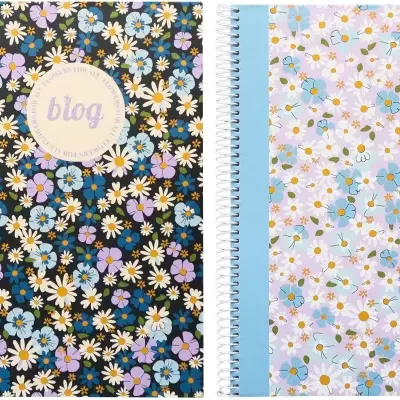 Dois cadernos espiral com capas florais e etiquetas redondas com a palavra blog