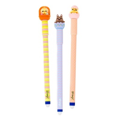 Três canetas decoradas com personagens coloridos no topo e padrões geométricos nos corpos.