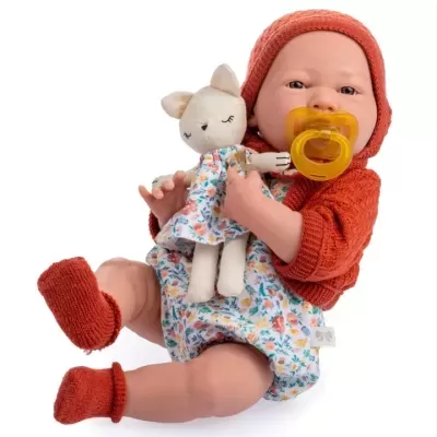 Boneca bebê vestida com roupa floral e casaco vermelho a segurar boneco de peluche em fundo branco