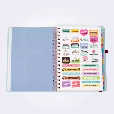 Agenda aberta com etiquetas autocolantes coloridas e textos em português