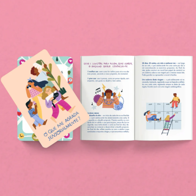 Cartas com ilustrações coloridas e livro aberto com texto e desenhos em português sobre fundo rosa