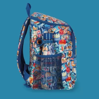 Mochila colorida com estampas de selos de cidades e garrafa térmica azul no bolso