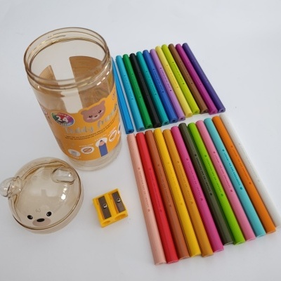 Conjunto de marcadores coloridos com recipiente e apontador em fundo branco